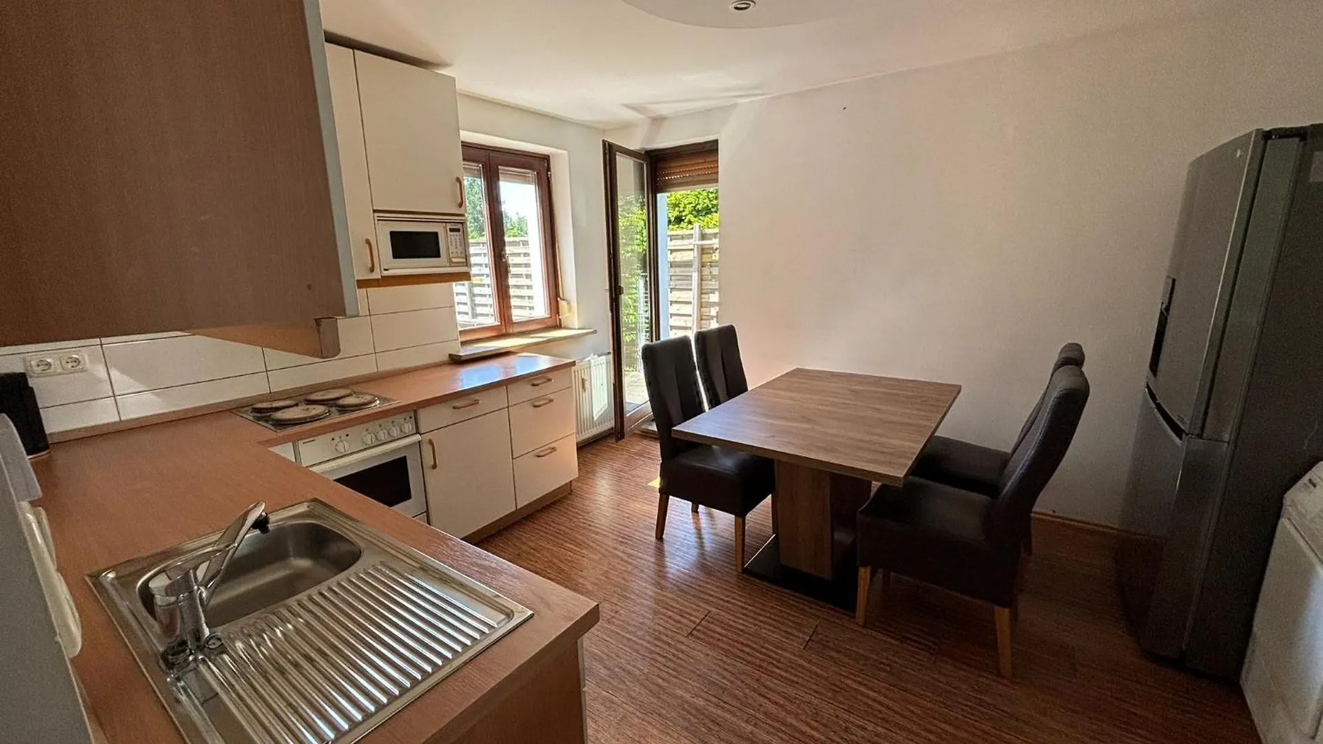 Apartment Erdgeschosswohnung Neben Schloss Blutenburg Mit Privatem Garten München